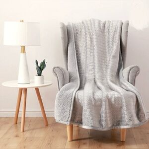 Soft Silver-Gray Sherpa Oversized Throw Blanket - Cozy Home Bedding
